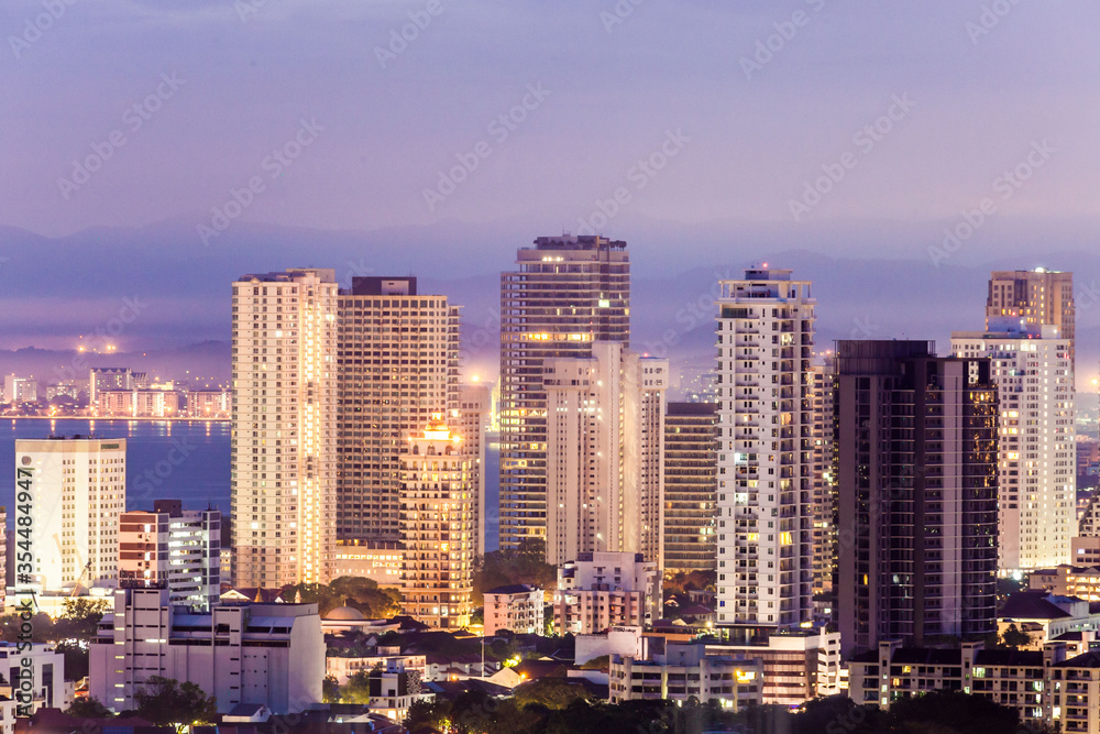 Fototapeta premium Widok na panoramę miasta George Town Penang podczas świtu