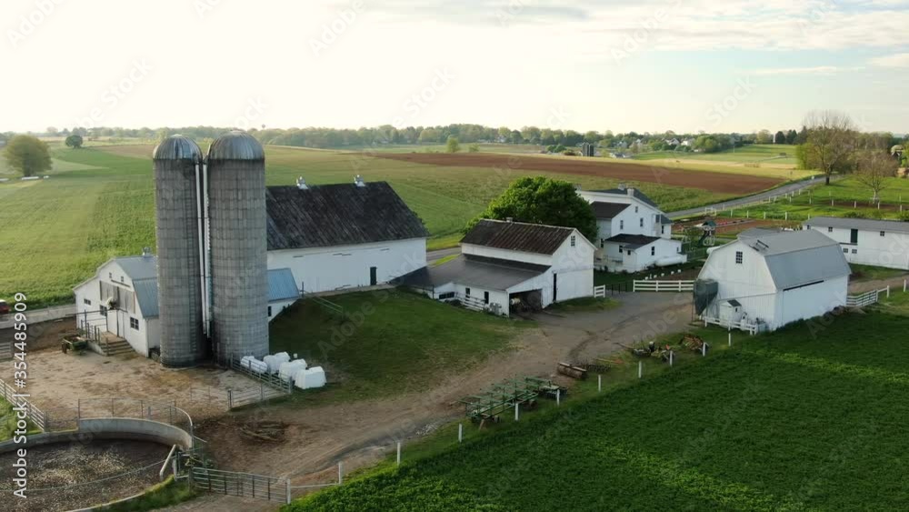 Typical Amish farm with white buildings in Lancaster County Amish Country, Pennsylvania, USA Typical Amish farm with white buildings in Lancaster County Amish Country, Pennsylvania, USA
