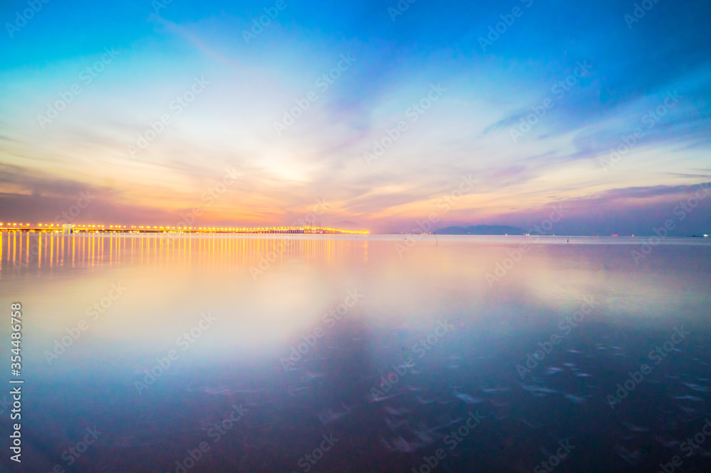 Obraz premium Reflection of sunrise for blur background