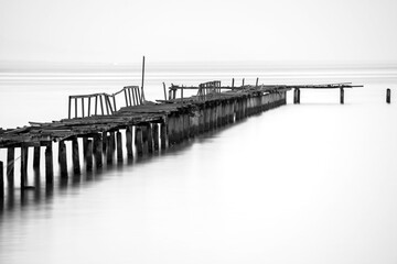 Tuinposter Zwart wit Houten brug lange sluitertijd zwart-wit  © keongdagreat