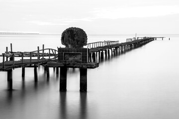 Tuinposter Zwart wit Houten brug serene zwart-wit sfeer  © keongdagreat