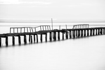 Tuinposter Zwart wit Houten brug in zwart-wit  © keongdagreat