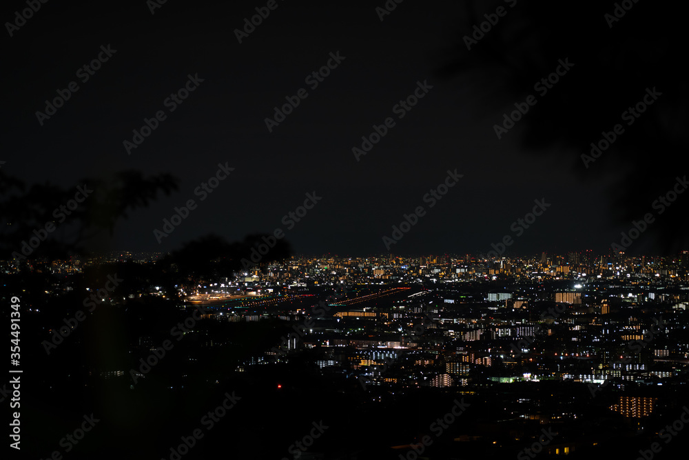兵庫県宝塚市　中山桜台からの夜景　大阪空港の滑走路が中央に見える