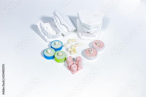 Fototapeta Naklejka Na Ścianę i Meble -  Teeth model blocks are teeth blocks made of cement for use in a dental clinic, There are blocks of cavities, normal teeth, teeth filled with amalgam materials. Placed on a white background.
