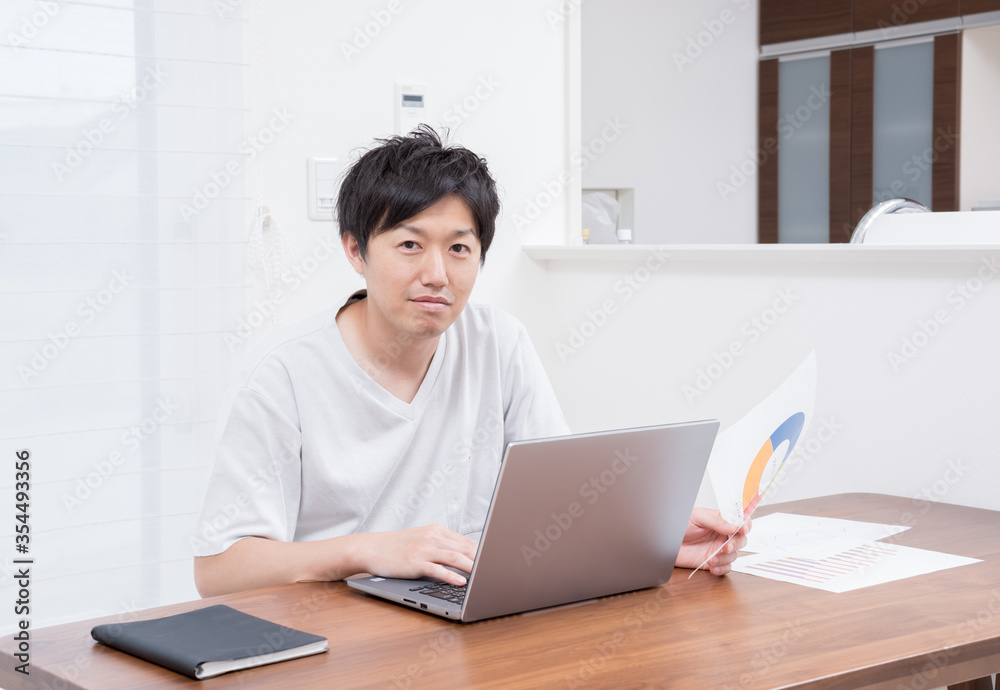 テレワークをする若い男性 テレワークをする若い男性