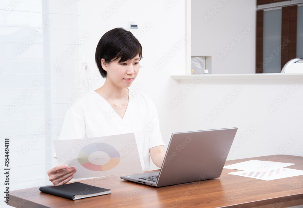 在宅で仕事をする女性