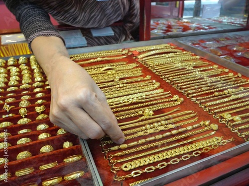 Foto Closeup of bracelet at gold/pawn shop.