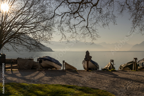 Barques de pêcheur et montagnes au lever de soleil sur le lac Léman
