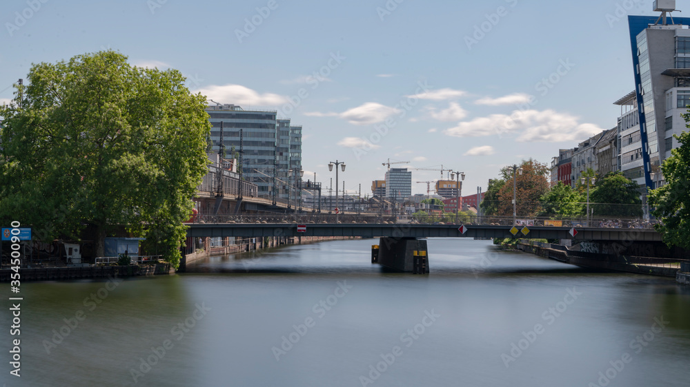 Blick auf die Spree in Berlin.Janowitzbrücke und Mühlenschleuse 