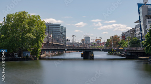 Blick auf die Spree in Berlin.Janowitzbrücke und Mühlenschleuse  © Jochen