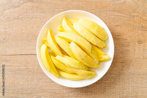 Fototapeta Naklejka Na Ścianę i Meble -  fresh green and golden mango