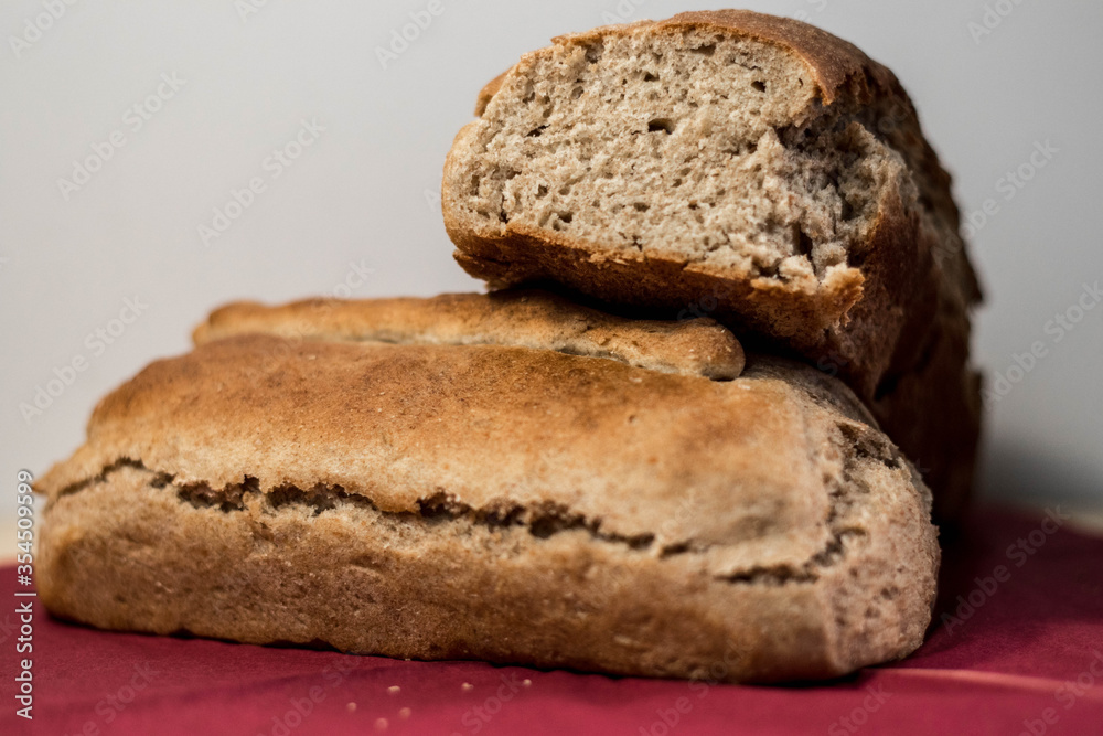 Domowej roboty chleb drożdżowy w małych bochenkach,