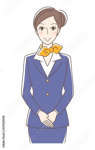 手を揃えて立つ正面向きの女性