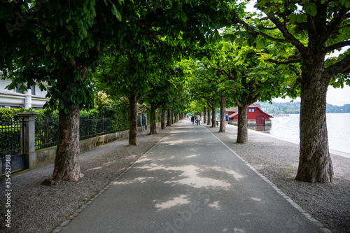 Gente andando entre arboles en Lucerna