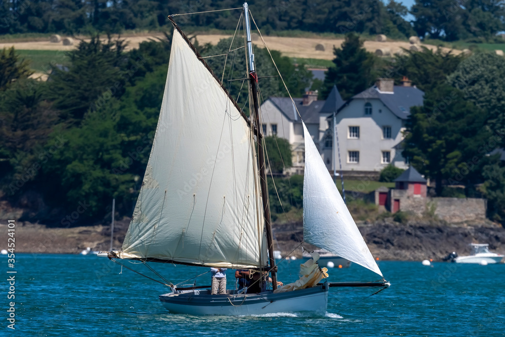 Obraz premium Bateau classic sur la Rance