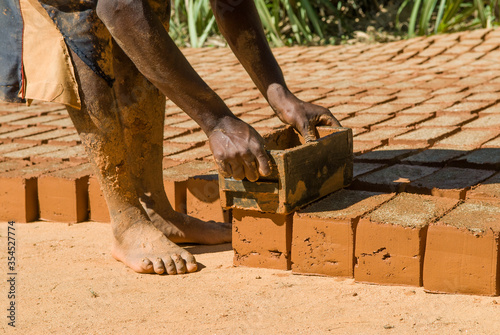 Fabrication artisanale de briques, vallée de la Sambirano - Madagascar. © michel BORDIEU