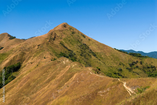 Crête d'une colline dans la vallée de la Sambirano - Madagascar.