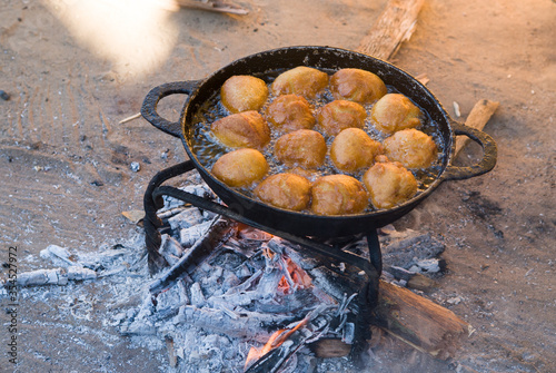 Friture de beignets, vallée de la Sambirano - Madagascar. photo