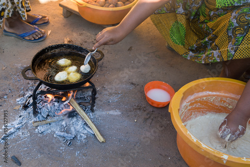 Friture de beignets, vallée de la Sambirano - Madagascar.