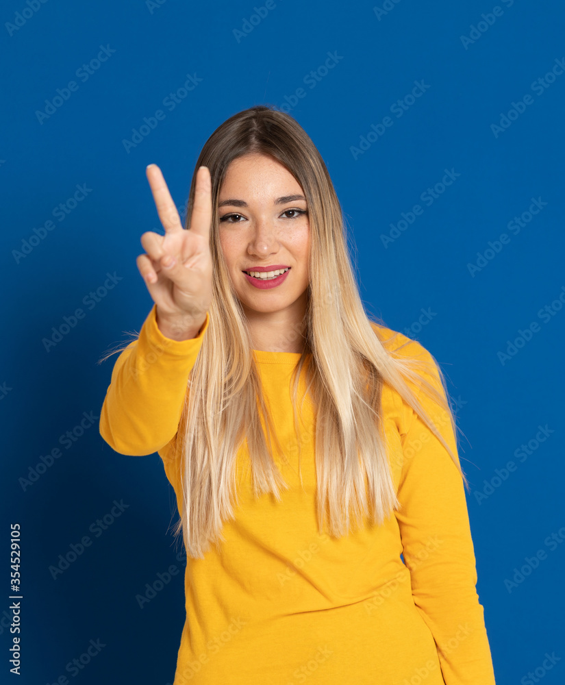 Blonde girl wearing a yellow T-shirt