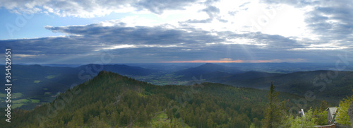 Großer Osser, Deutschland / Tschechien: Abendliches Panorama mit Blick auf den kleinen Osser sowie den Hohenbogen