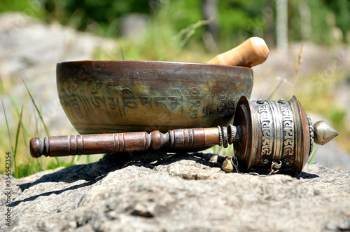 Tableau sur toile tibetan singing bowl with a prayer wheel