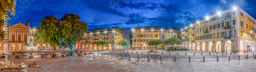 Place Garibaldi de Nice à l'heure bleue
Garibaldi Square in Nice at the blue hour