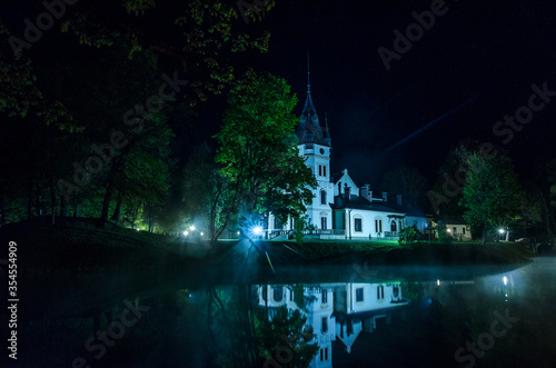 Fototapeta Naklejka Na Ścianę i Meble -  Dwór w Olszanicy nocą - Bieszczady
