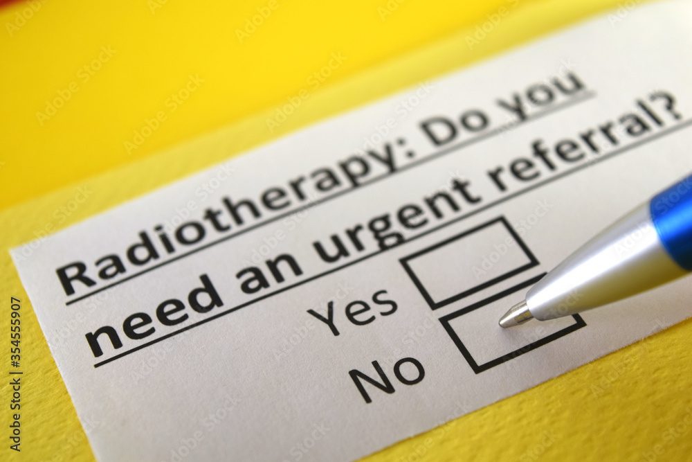 Obraz premium One person is answering question about radiotherapy.