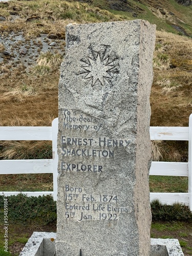 Tableau sur toile Grave of Sir Ernest Shackleton and Frank Wild in Grytviken on South Georgia