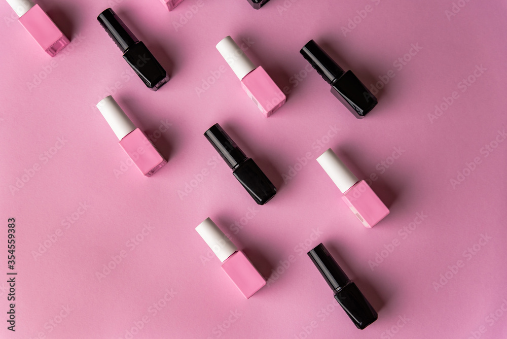 Obraz premium Set of vials with colorful nail lacquer on pink background