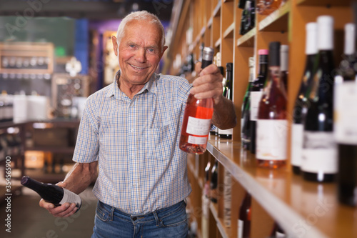 Fotografie, Obraz Glad man visiting winehouse in search of wine