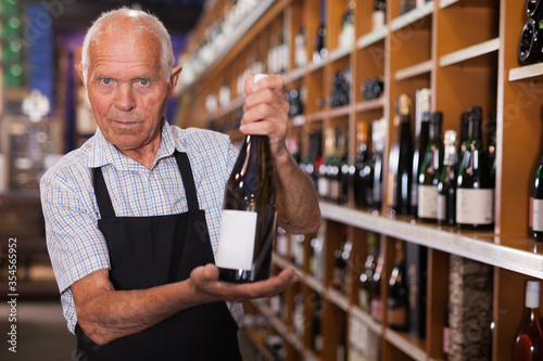 Cuadro en lienzo Owner of wine shop offering wine