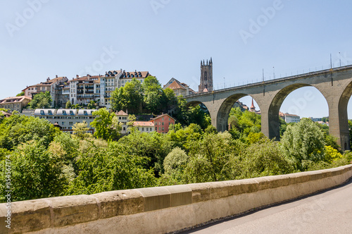 Fribourg, Freiburg, Kathedrale, St. Nikolaus, Brücke, Zähringerbrücke, Stadtmauer, Altstadt, Altstadthäuser, Stadt, historische Häuser, Stadtspaziergang, Sommer, Schweiz