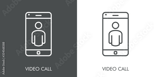 Símbolo vídeo llamada. Icono plano lineal con texto VIDEO CALL con smartphone en fondo gris y fondo blanco