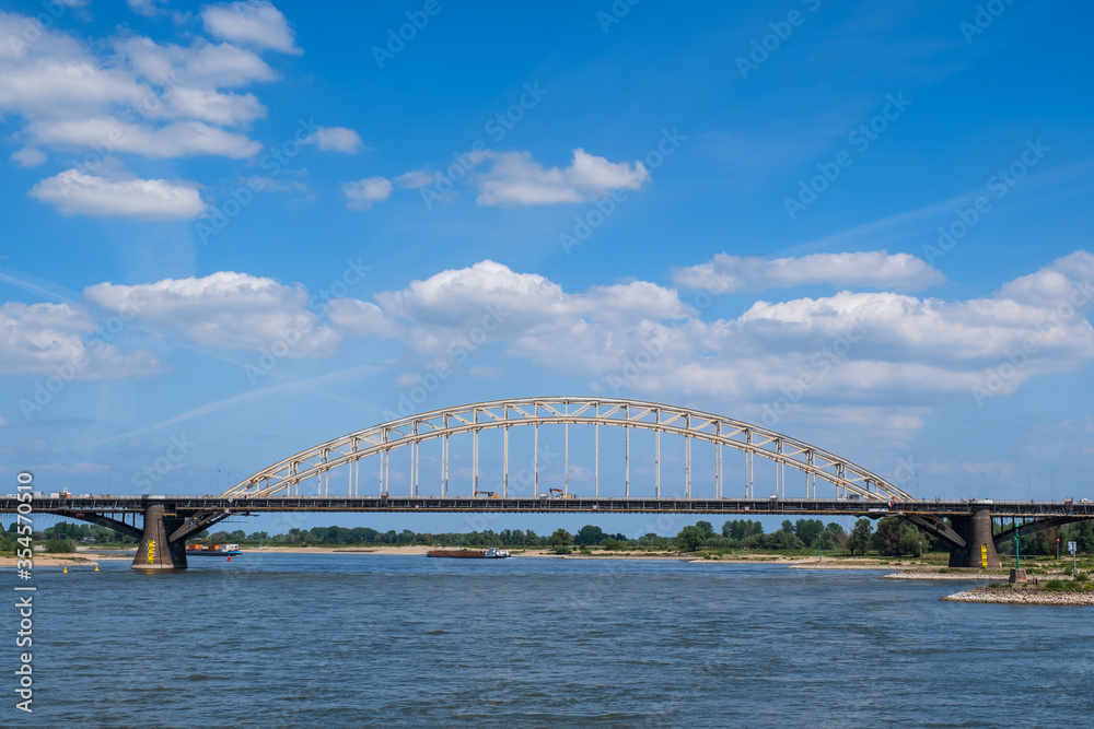 Blick auf die Waalbrücke bei Nijmegen/Niederlande