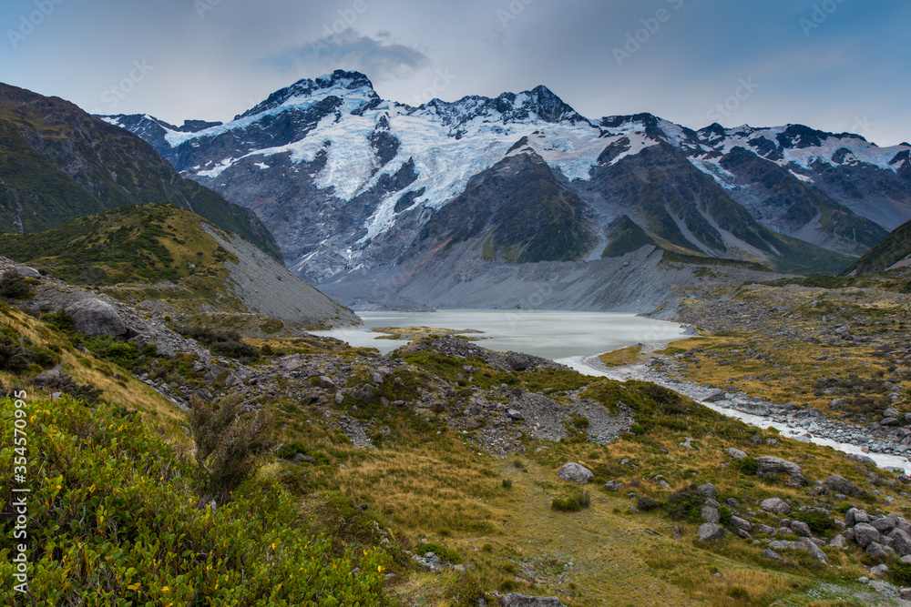 The beautiful landscape of the southern island of New Zealand is a mountain range of lake forests.