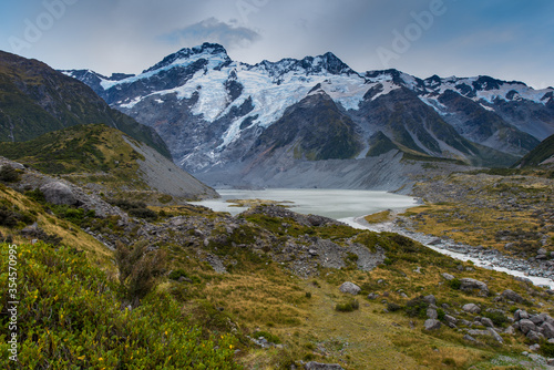 The beautiful landscape of the southern island of New Zealand is a mountain range of lake forests.