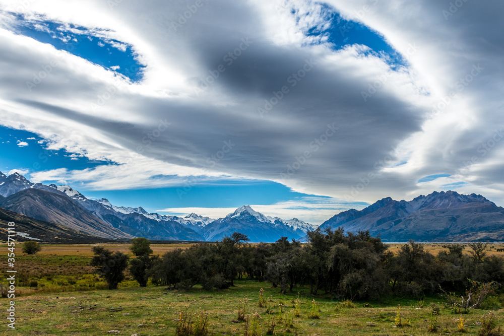 The beautiful landscape of the southern island of New Zealand is a mountain range of lake forests. The beautiful landscape of the southern island of New Zealand is a mountain range of lake forests.