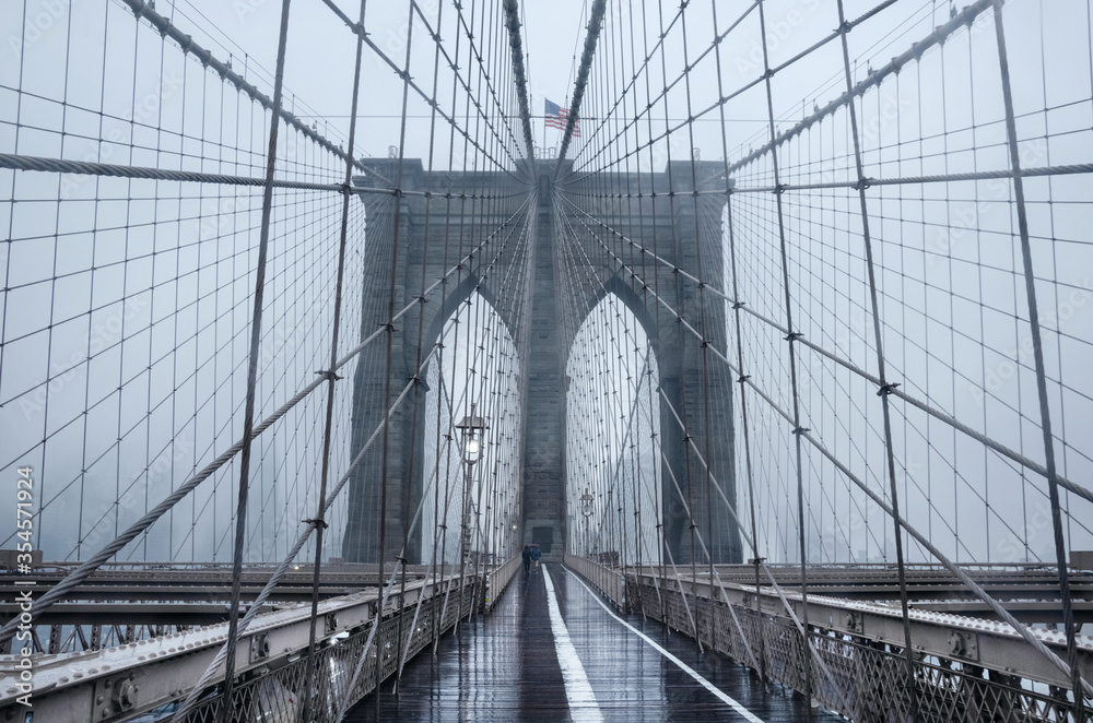 Fototapeta premium Brooklyn bridge, New York City. USA. New York in a foggy day in downtown Manhattan.