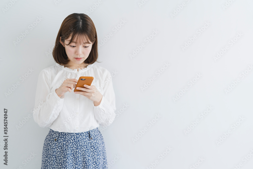 携帯電話を使う女性
