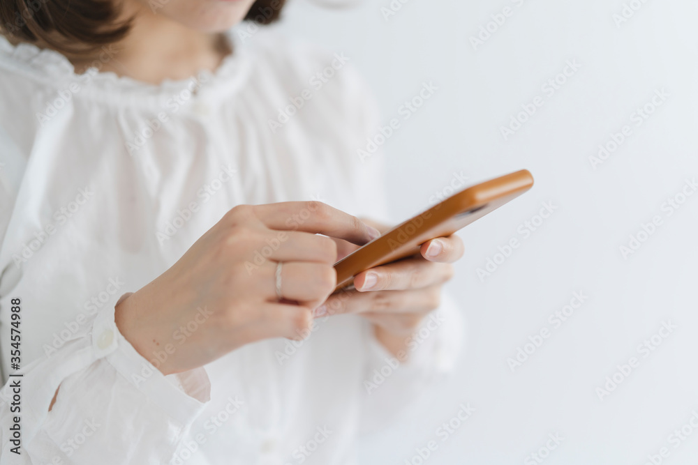 携帯電話を使う女性 携帯電話を使う女性