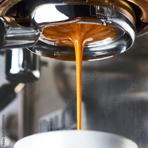 Perfect espresso shot with naked portafilter
