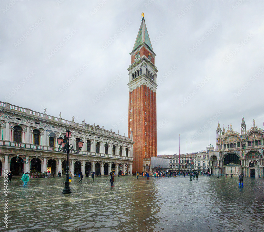 Venezia San marco con acqua alta e campanile