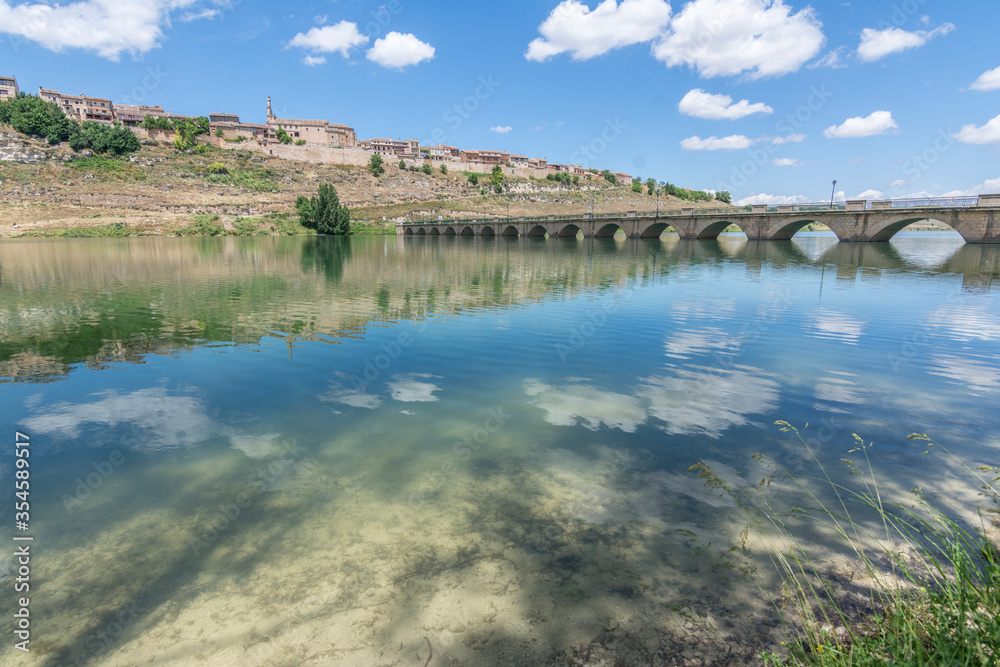 Obraz premium Maderuelo town and Linares reservoir in the province of Segovia (Spain)
