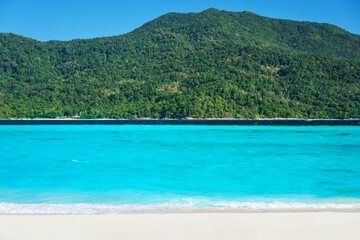 Crédence de cuisine  Tropical beach with turquoise clear sea and white sand.  © GVS