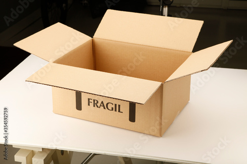 Caja de carton abierta sobre mesa. Open cardboard box on table. photo