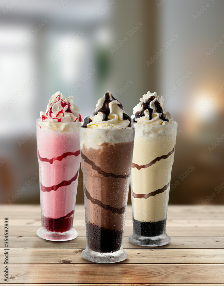 Pronombre impulso Karu batidos de fresa chocolate y vainilla. Strawberry chocolate and vanilla  milkshakes. foto de Stock | Adobe Stock