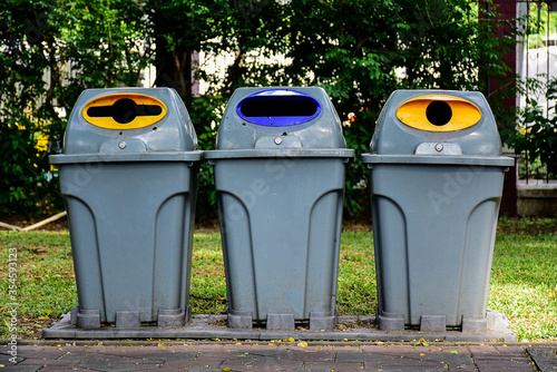 Many waste bins with different characteristics can add characters.