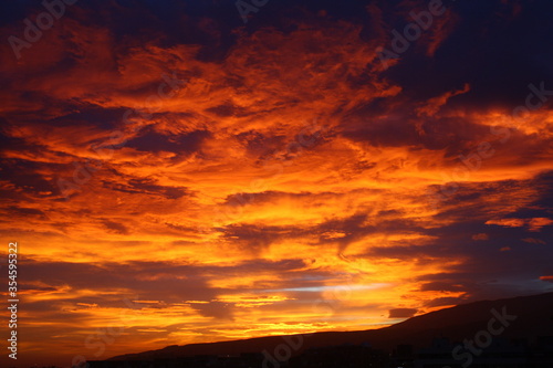 Nubes naranjas al atardecer en Almería, España. © Juanjo